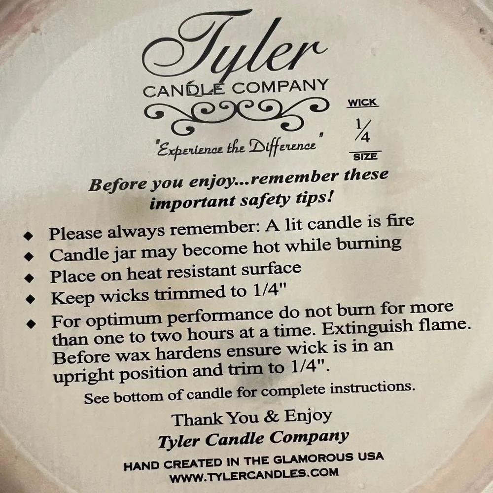 TYLER CANDLE COMPANY Glamorous Christmas 22 oz. BOUGIE PARFUMEE Perfumed Candle - Picture 9 of 11